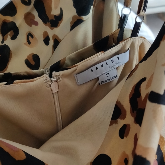 🆕 Silky Leopard print dress - Picture 7 of 13